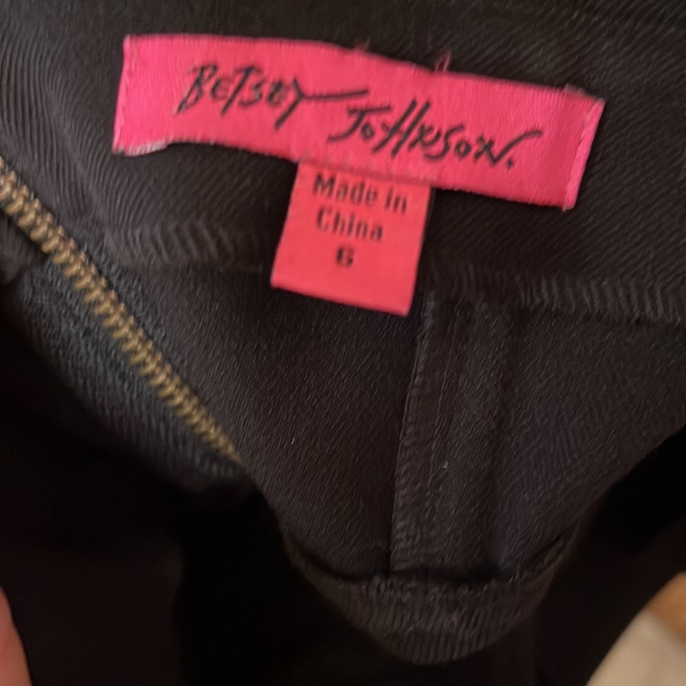Betsey Johnson Black skirt, ruffled lace bottom, ruched back & exposed zipper. - Picture 3 of 4